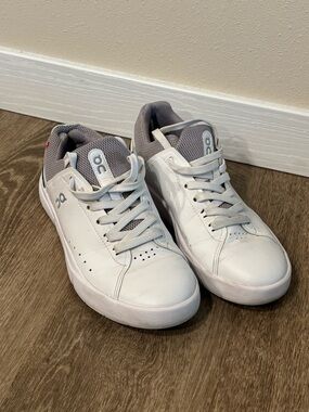 On Running Women's The Roger Advantage sneaker in the White/Gray I Size 7